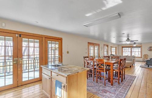 Charming Country 4BR Retreat with Riverfront Views cabin - Foto 10