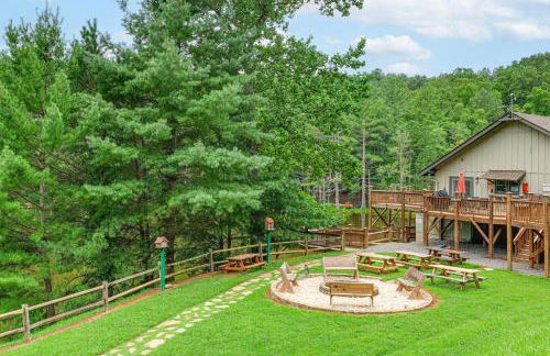 Deck and Game Room! Lakefront Blue Ridge Mtn Gem - Foto 30