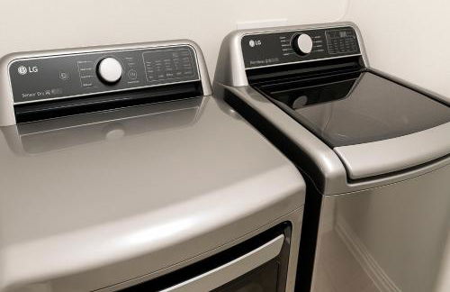 Entire Home 3BR Hidden Gem Getaway with Level 2 EV Charger, Central Location - Foto 17