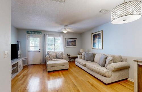 Inviting condo with an outdoor pool, washer/dryer, & AC - near the beach - Foto 6