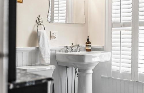 Historic Home and Cottage with Seaport View - Foto 27