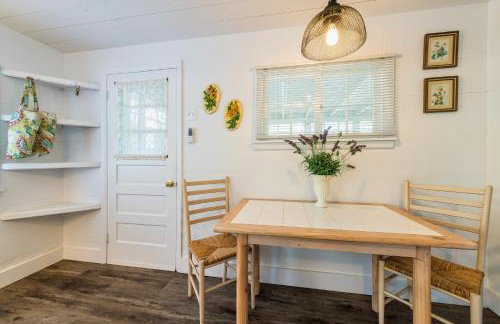 Lakeside Cottage - Right across of Westside County Park with lake access - Foto 7