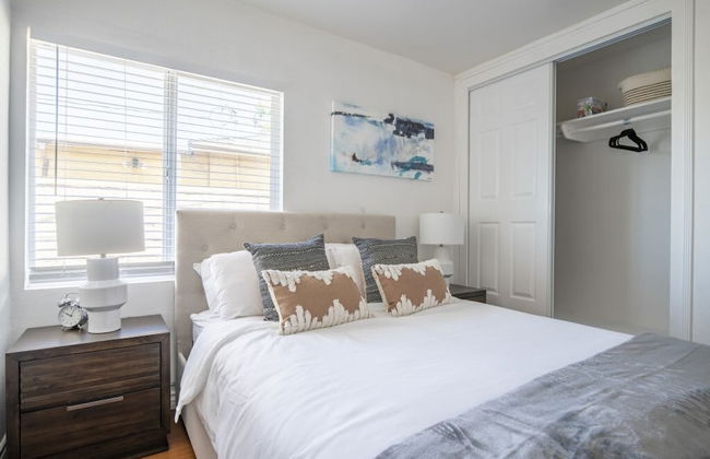 Charming Spacious Home - Modern Comforts, Prime Location - Photo 6