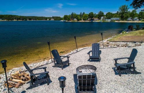 5BR Lakefront Getaway with hot tub - Foto 4