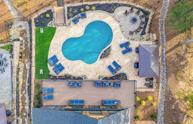 Black Bear Lodge by Avantstay Lakefront, Dock, Pool, Theater Sleeps 20+ - Foto 51