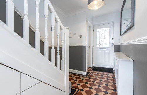 5Bed House with Games Room & Slide! Fast WiFI & FREE Parking - Photo 25