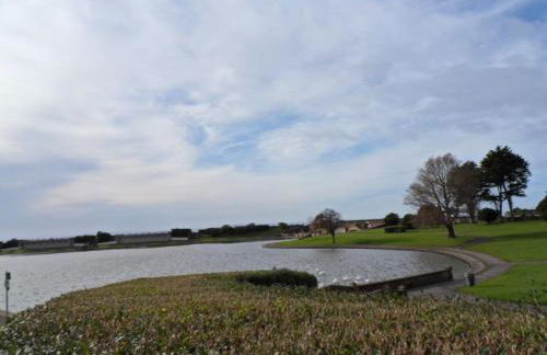 FREE DOG STAY - LARGE APARTMENT - Walk in Shower -FULL Kitchen - Free On Street Parking, NETFLIX - Super Fast WiFi - DVD's-Welcome Tray - No Deposits - Just Meters from Gavin n Stacey Film House - Foto 23