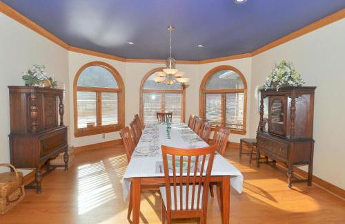 Redbud Keep - Unique Features, Movie Set Decor, Grill, Wifi, Family Friendly, Hiking, Billiard Table, Movie Theater Room, Fireplace, Golfing, View, 2 King Beds - Foto 20