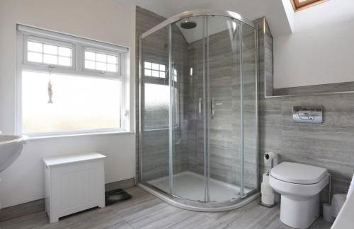 LONG TERM STAY SPECIAL OFFER AVAILABLE! 5-Bedroom Spacious, Stunning Design, Sociable Areas & Cosy House Near South Downs Park, Sleeps 11 with GAMES Room, PRIVATE PARKING and GARDEN - by Blue Puffin Stays - Foto 71