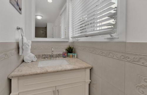 Fire and Fun Luxe Stay w Pool Hot Tub and Game Room - Foto 77