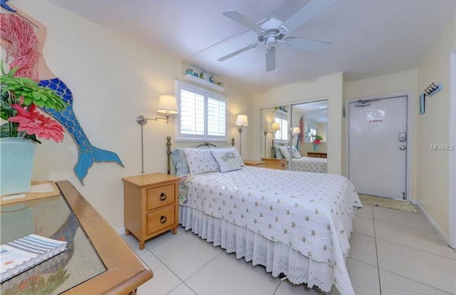 2 Bedroom Waterfront Pool Side - Photo 2