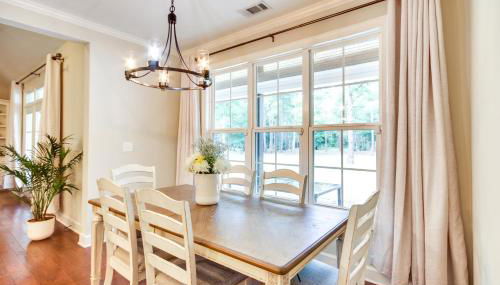 Stylish Hephzibah Home with Fire Pit and Theater Room! - Foto 3