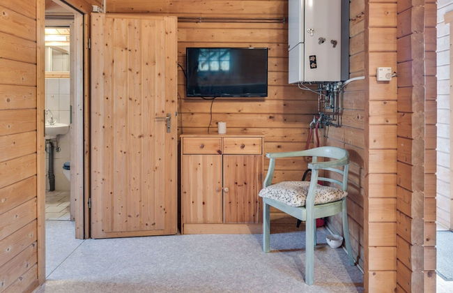 Charming Holiday Home With Private Garden - Photo 16