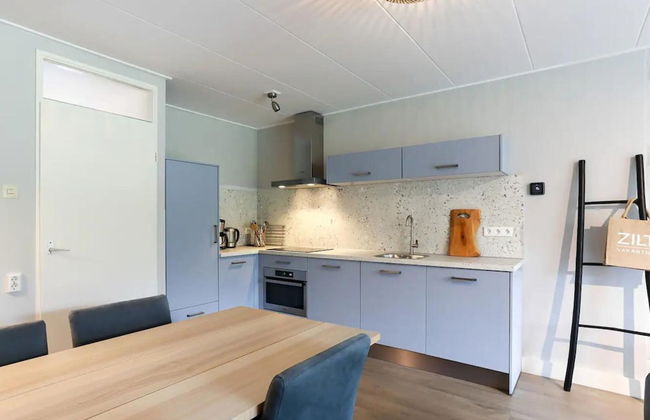 Modern Stay Near the Beach - Photo 5