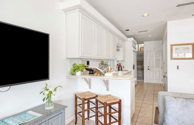 Canalfront Charmer by Avantstay Waterfront w/ Shared Dock + Hot Tub - Foto 13