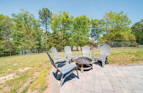 5BR Farmhouse Lake Retreat Pool Hot Tub Theater - Foto 24