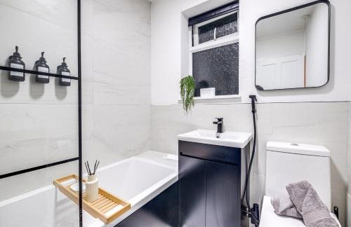 Luxury Cozy 2 bed house hot tub family friendly business traveler family of 4 - 6 with parking close to Birmingham city centre , M6 , Aston univerity , Great Barr Birmingham - Foto 10