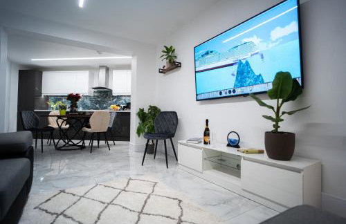 Modern 3 Bedroom House with Garden and Free Parking Long Stay Friendly - Foto 1