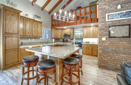 Fire Pit and Grill Spacious Forest Lakes Chalet - Foto 10