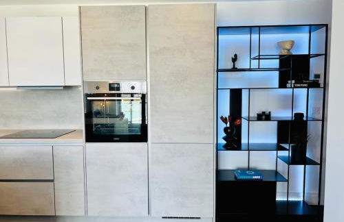 Luxury 2 Bed Apartment - River Views - Parking - Photo 12