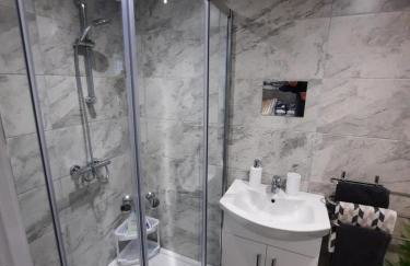 2 Bed House - Sleeps 6 - Parking - Wifi - Photo 12