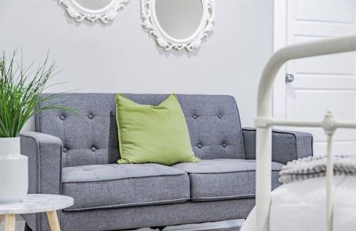 Contemporary 2BR2BA w-King - Den - Private Entry-Yard - Foto 23