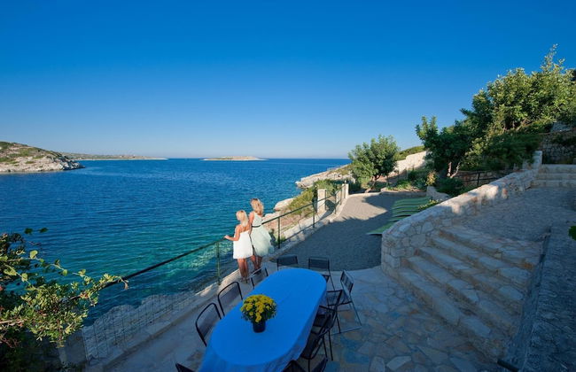 Chloe Seafront Villa - Photo 4