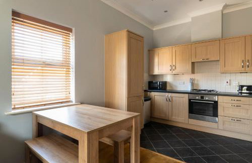 2BR 2BA Apartment - Emperor Beds - Free Parking - Near LGW Airport - Photo 10