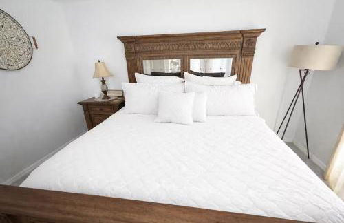 Spacious 4 bedroom 3 bath Clearwater Vacation House Cowboy Pool Fire Pit Games Close to Clearwater Beach Biking Trail Farmers Markets Harbor Health Spa Baycare Ballpark and Ruth Eckerd Hall Golf Courses - Photo 16