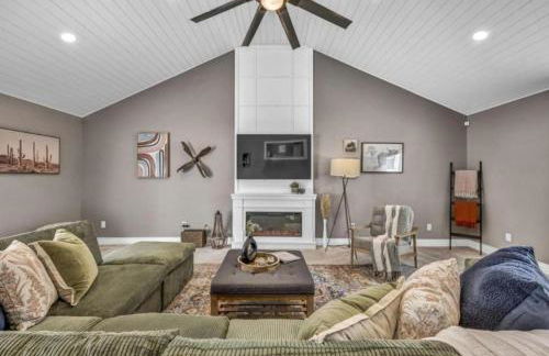 Swim and Relax In our Pool and Hot Tub and Recently Renovated - Foto 1