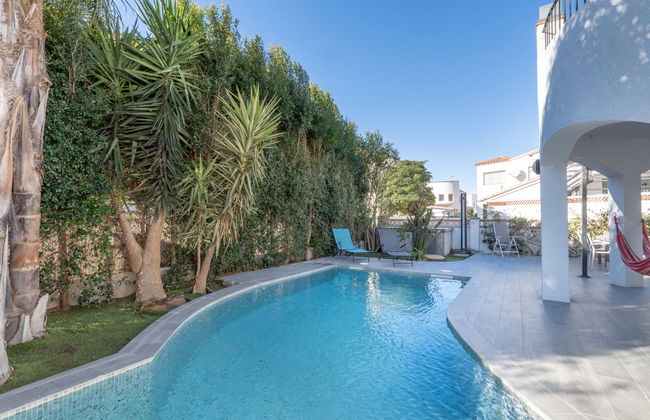 4 bedroom House in Castelló d'Empúries with private pool and garden - Photo 1