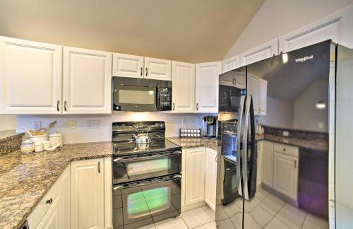 Lakefront Bolton Retreat with Balcony and Views! - Foto 10