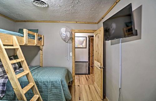 Cozy Cabin with Backyard Oasis 11 Mi to Marina - Foto 17