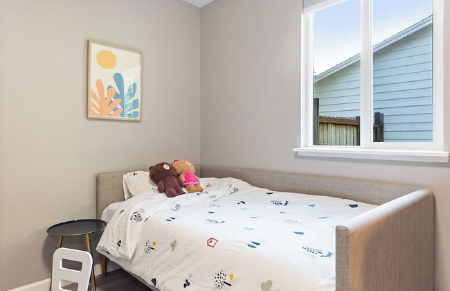 Cheerful Kirkland Home w/AC Big Yard, Walk to Beach - Photo 3