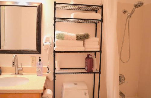 Modern 3 Bedroom Suite with AC for Family and Work group - Photo 23