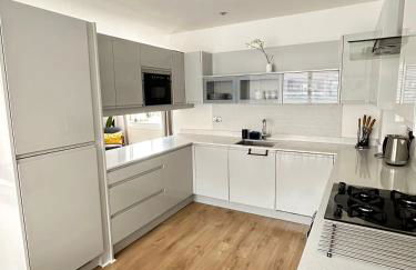 Spacious 4BR 4BA gated townhouse with balconies, Central JQ - Foto 6