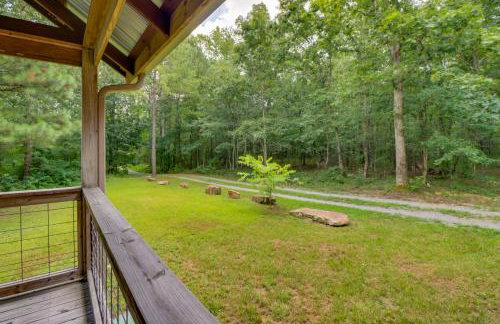 Serene and Secluded Alabama Cabin with Covered Deck! - Foto 26