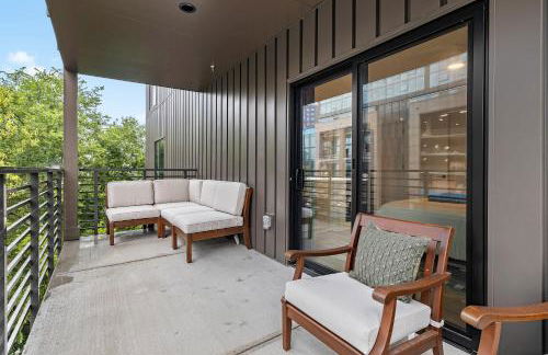 Skyline View, Pool, Gym, Balcony's, Walk to BWay! - Foto 28