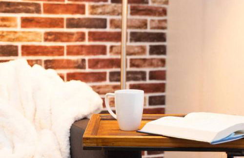 Rustic Luxe Loft , A King Bed Hideout with Edge - Foto 19