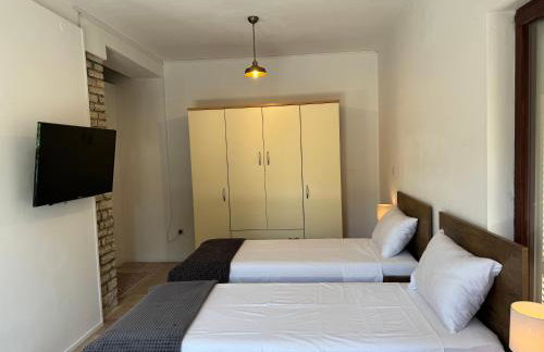 Private studio apartment with a garden and a terrace - Photo 14