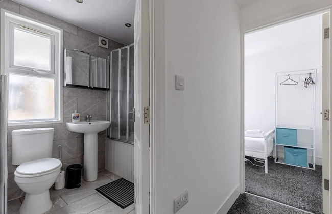 Spacious & Newly Renovated 4BD House East Ham! - Foto 32