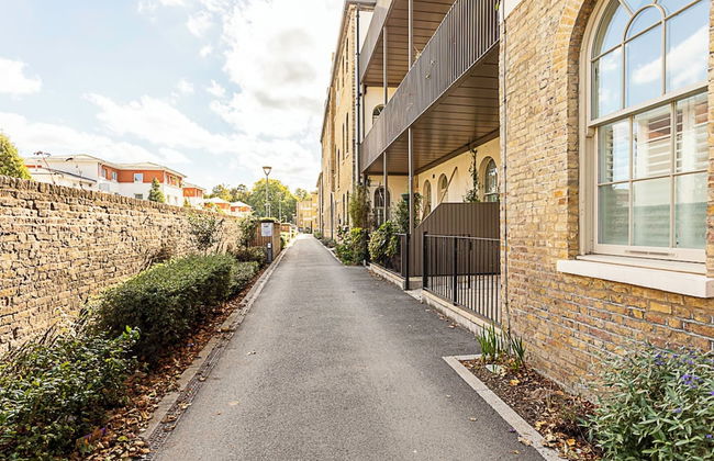 Contemporary Victorian Studio - Photo 27