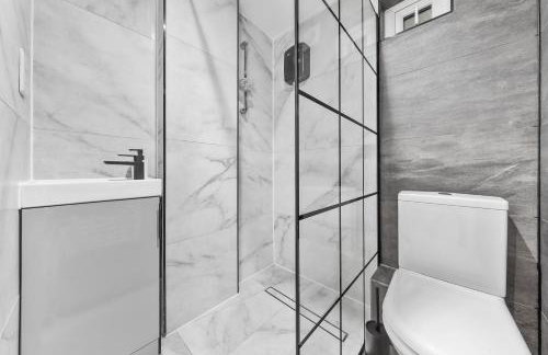 AC & Private Drive Stylish 4BR 5 Beds 8 Guests Wifi And Parking - Photo 51