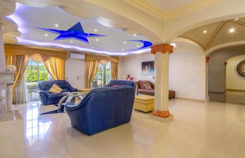 Exceptional Villa with Pool, Tennis Court, Games Room - Foto 14