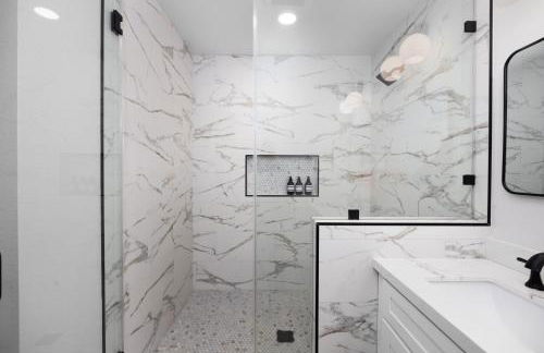 NEW Lux 5BR Villa Near Disney, Knotts, LA, OC with Hot Tub & Games - Photo 17