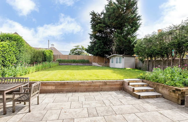 Stunning 5 Bed in the Centre of Bourton - Photo 20