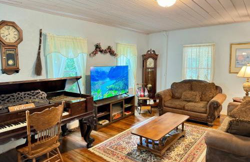Berkshire Retreat Grand Home with Hot Tub and Large Yard, 5 mins from Jiminy Peak - Foto 43