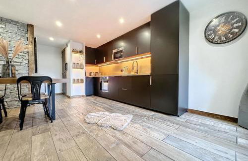 Modern 2BR Apt with Mountain Views & Private Parking - Foto 5