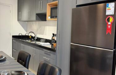 Studio 63 novo, luxuoso e completo com ar condicionado e cama Queen Size - Centro Mogi - Até 4 Pessoas - Foto 16