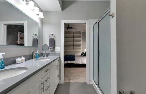 Modern Townhome Near Downtown walk to CWS! - Foto 17